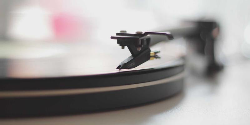 徒步爱好者的移动基地：自驾露营车水电、储物与睡眠空间全攻略